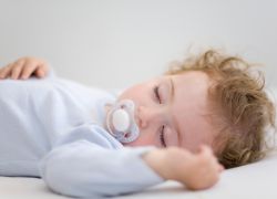 Почему ребенок вздрагивает во сне