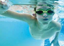 как научиться плавать в 10 лет самостоятельно