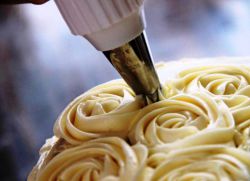 Как украсить торт масляным кремом
