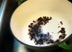 Как отмыть пригоревшую эмалированную кастрюлю1