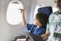 чем занять ребенка в самолете 2 года