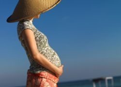 почему беременным нельзя загорать