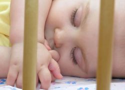 Как уложить ребенка спать в своей кроватке
