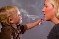 можно ли курить кормящей маме