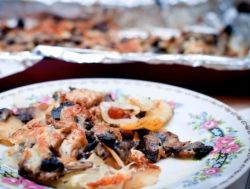 картошка с грибами и мясом на сковороде