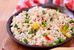 рис с овощами в микроволновке