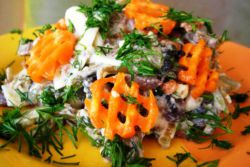 салат с печенью грибами и морковкой