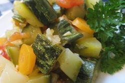тушеные кабачки с овощами