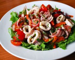 Вкусный салат из кальмаров