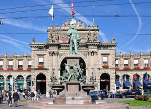Центральный железнодорожный вокзал в Цюрихе и памятник Альфреду Эшеру