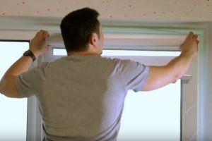 Как повесить рулонные шторы на пластиковые окна 12