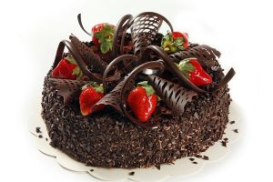 украшение торта клубникой и шоколадом 12