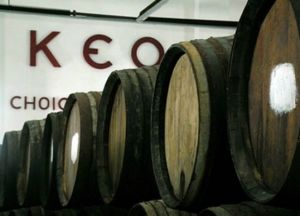 Бочки с вином на заводе КЕО