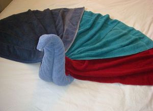 как сделать лебедя из полотенца 12