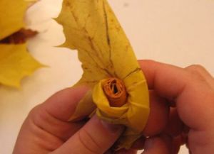 Как сделать венок из листьев18