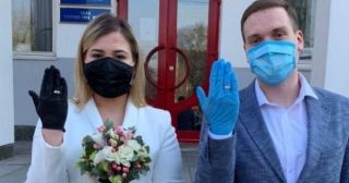 Любовь побеждает вирус: 30 «модных» фото со свадеб во время пандемии