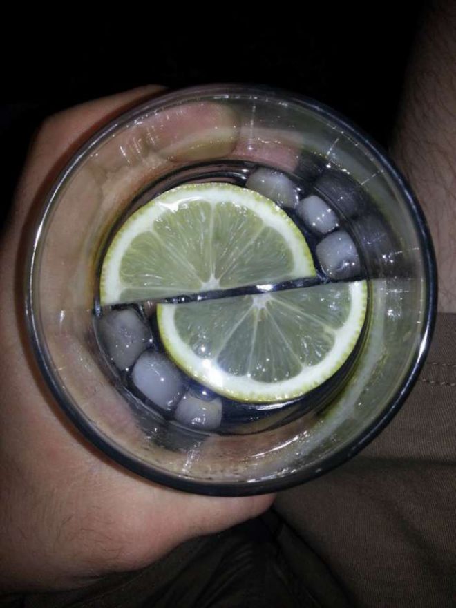 Лимон со льдом в стаканчике