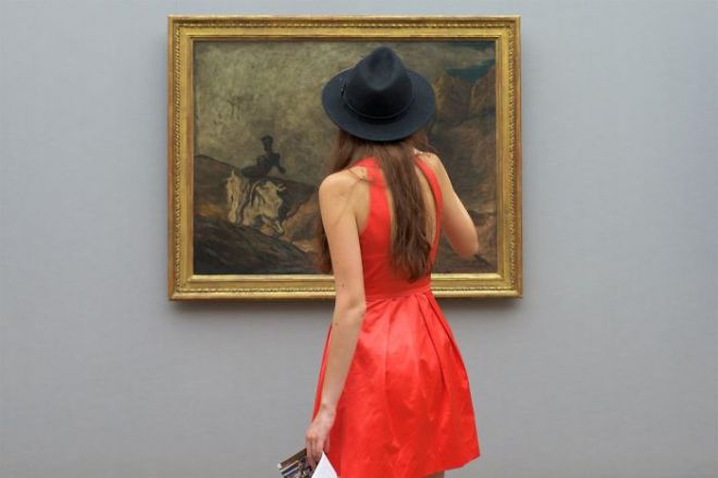 Девушка в шляпе и красном платье