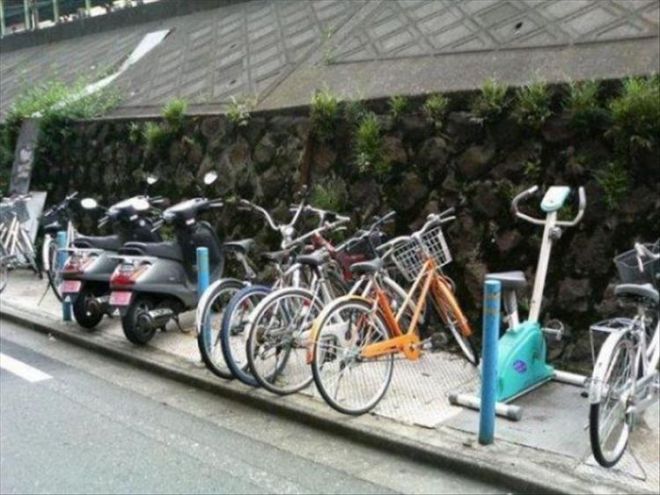 Велотренажер на велосипедной парковке