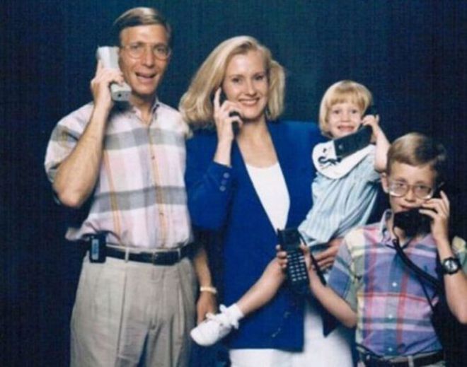 Семья с телефонами