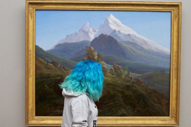 Голубоволосая девушка разглядывает пейзаж