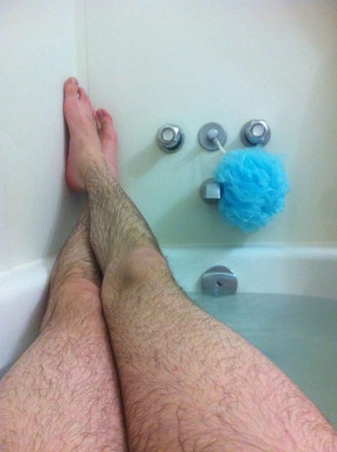 Мужик лежит в ванне с торчащим хером а телка дрочит его конец