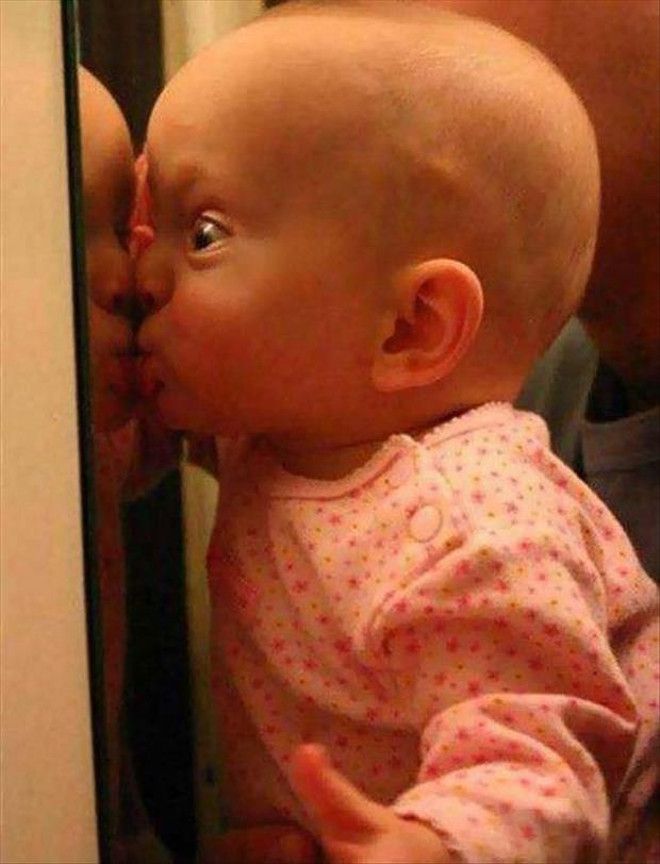 Ребенок перед зеркалом