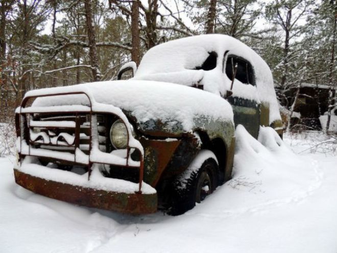 Заброшенное авто в снегу