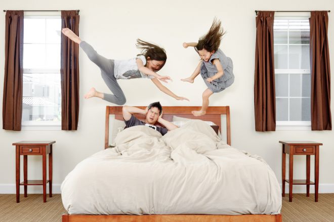 Девчонки прыгают на кровати