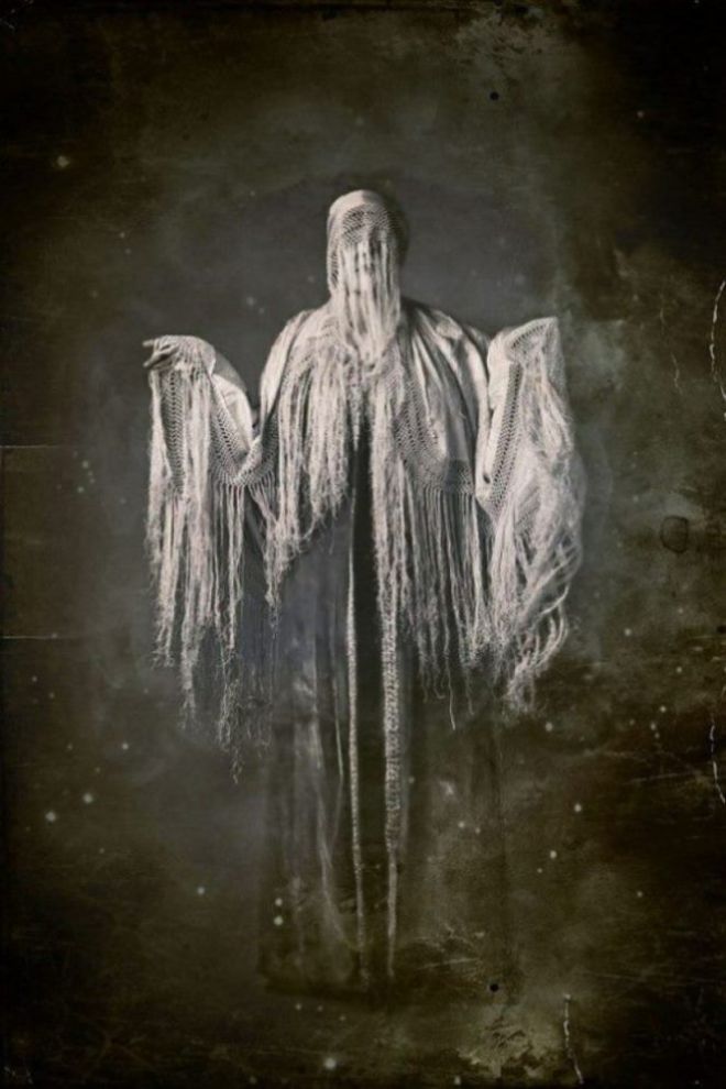Человек в костюме привидения