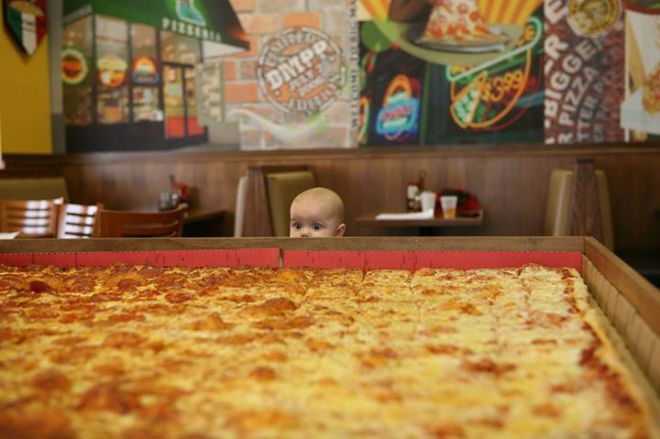 Ребенок и пицца
