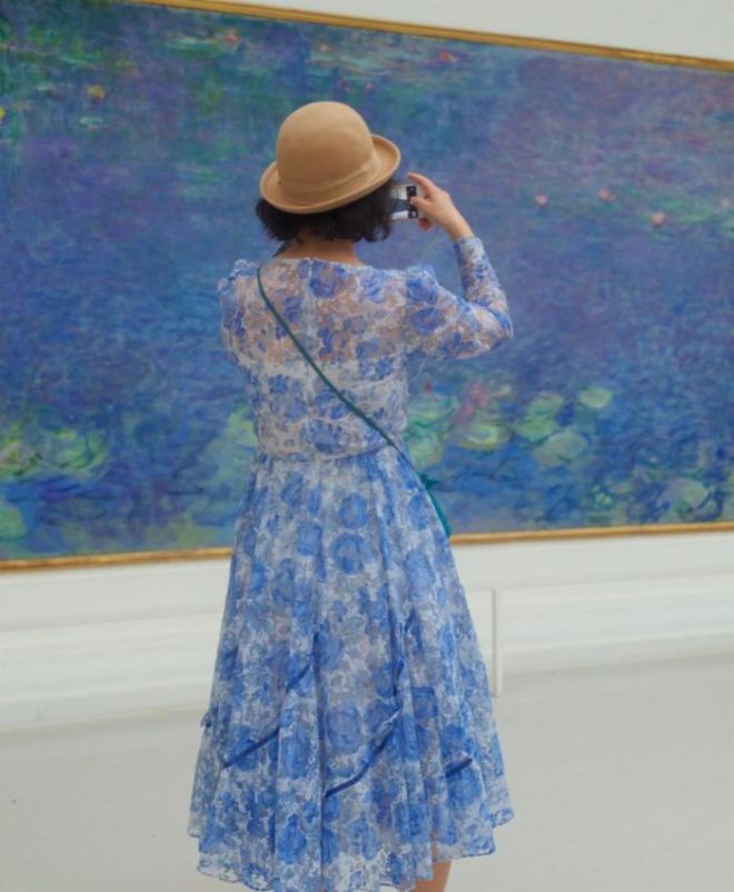 Дама в шляпке и голубом платье