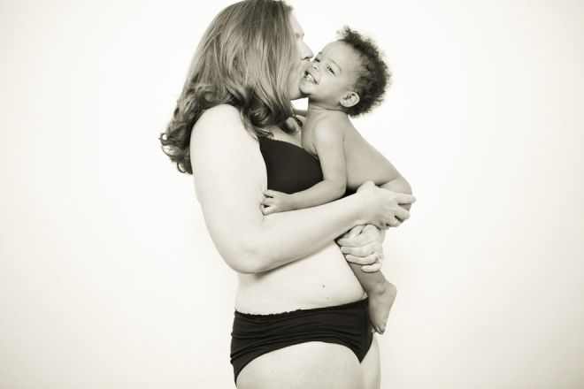 Женщина целует своего ребенка