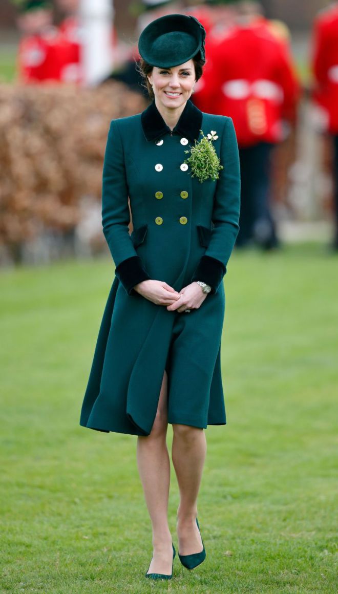 Кейт в темно-зеленом платье