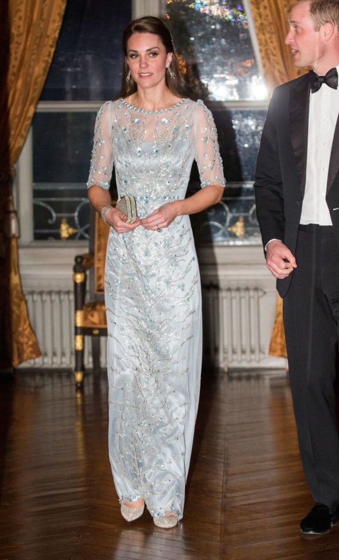 Кейт Миддлтон в длинном серебристом платье