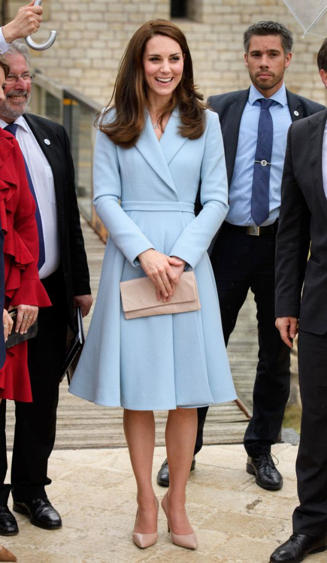 Кейт в голубом платье
