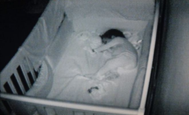 Ребенок спит в кроватке