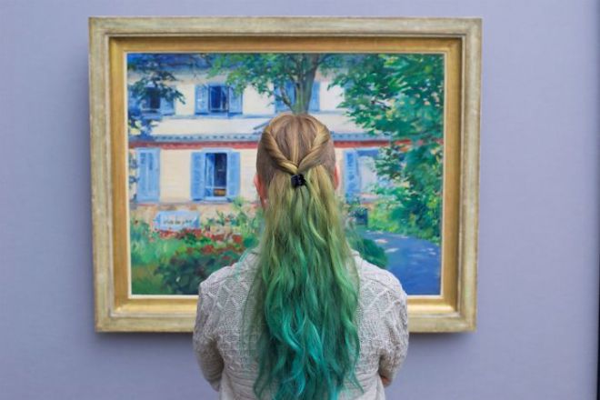 Девушка с зелеными волосами у картины