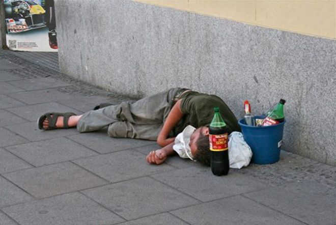 Человек лежит на улице
