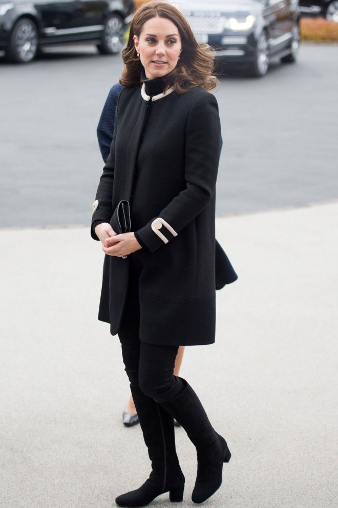 Кейт Миддлтон в черном пальто