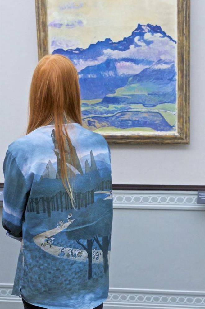 Рубашка с горами на фоне картины с горами