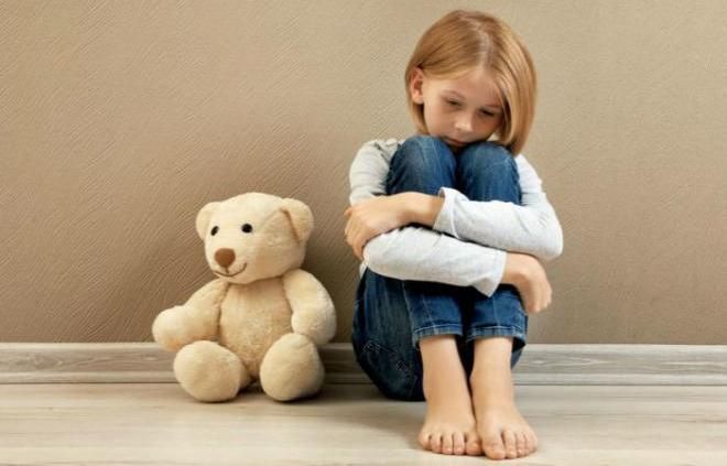 Усиливает у детей чувство одиночества