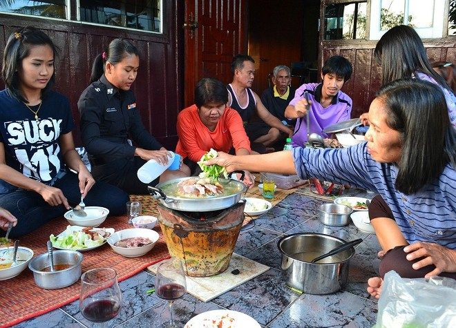 китай и таиланд пустая тарелка символ голода