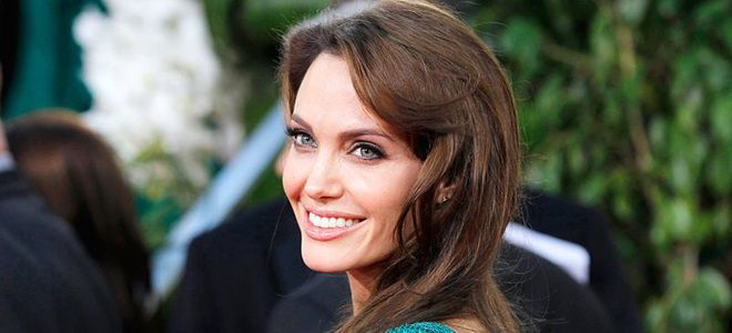 Анджелина Джоли осуждена верующими за публичное выступление без нижнего белья