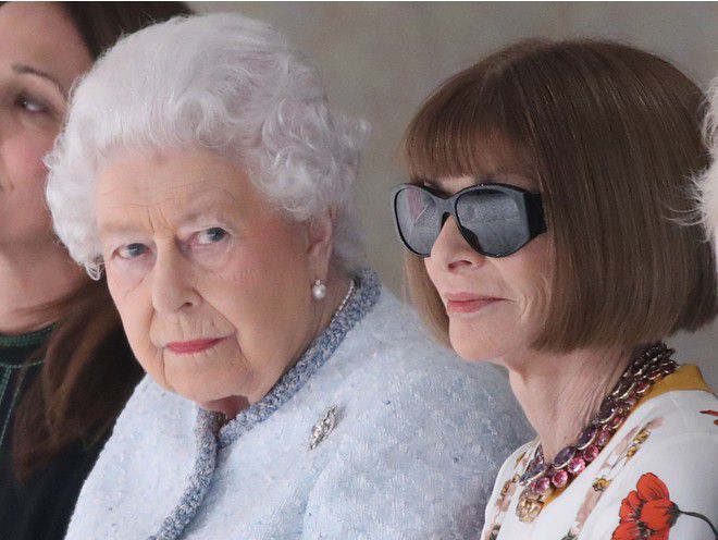 Почему Анна Винтур не сняла темные очки даже рядом с королевой