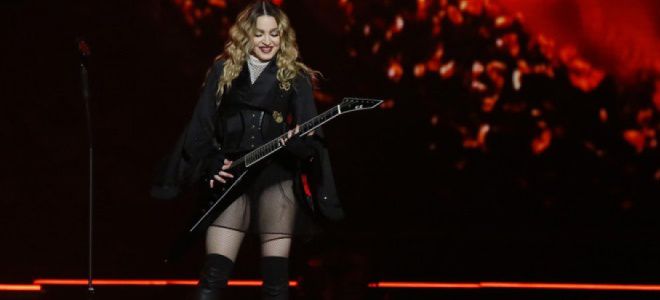 Скандалистка Мадонна пообещала своим поклонника оральный секс