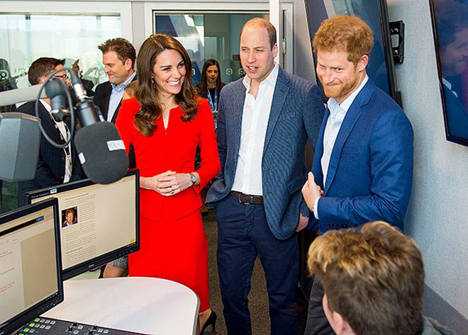 Кейт вместе с супругом и принцем Гарри общались со студентами