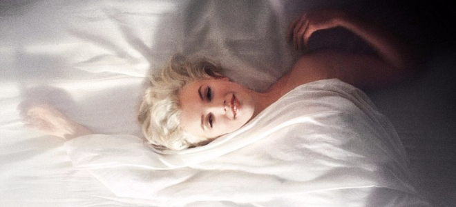Актриса лежит на кровати, прикрывшись простыней. Фото 1961 года