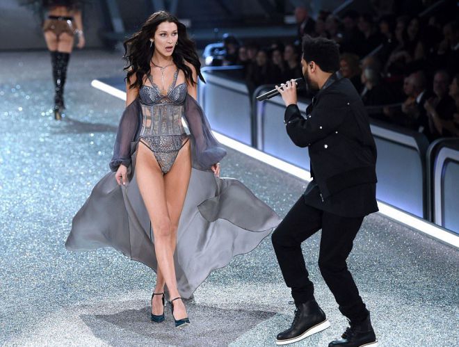 The Weeknd и  Белла Хадид на шоу Victoria's Secret в 2016 году