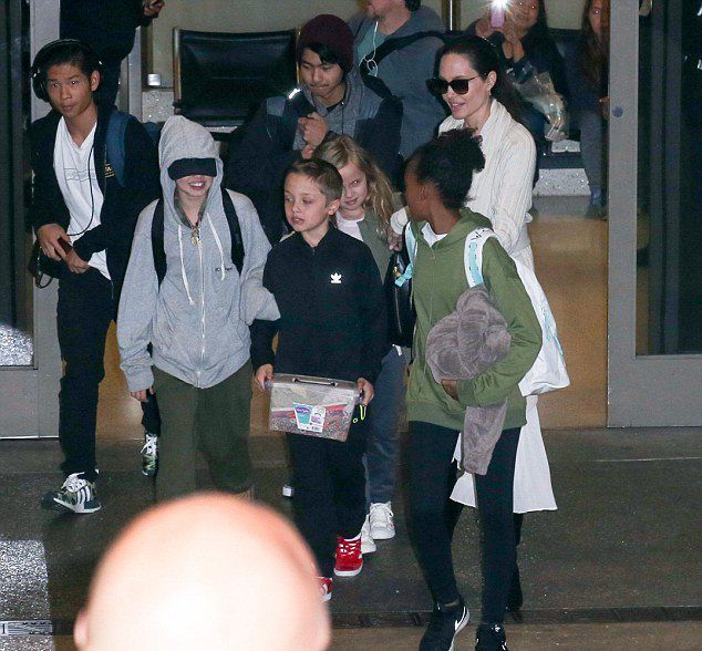 Анджелина Джоли с детьми в прошлую пятницу в аэропорту Лос-Анджелеса